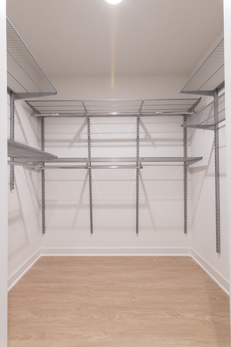 1548 509 2b2b_Closet